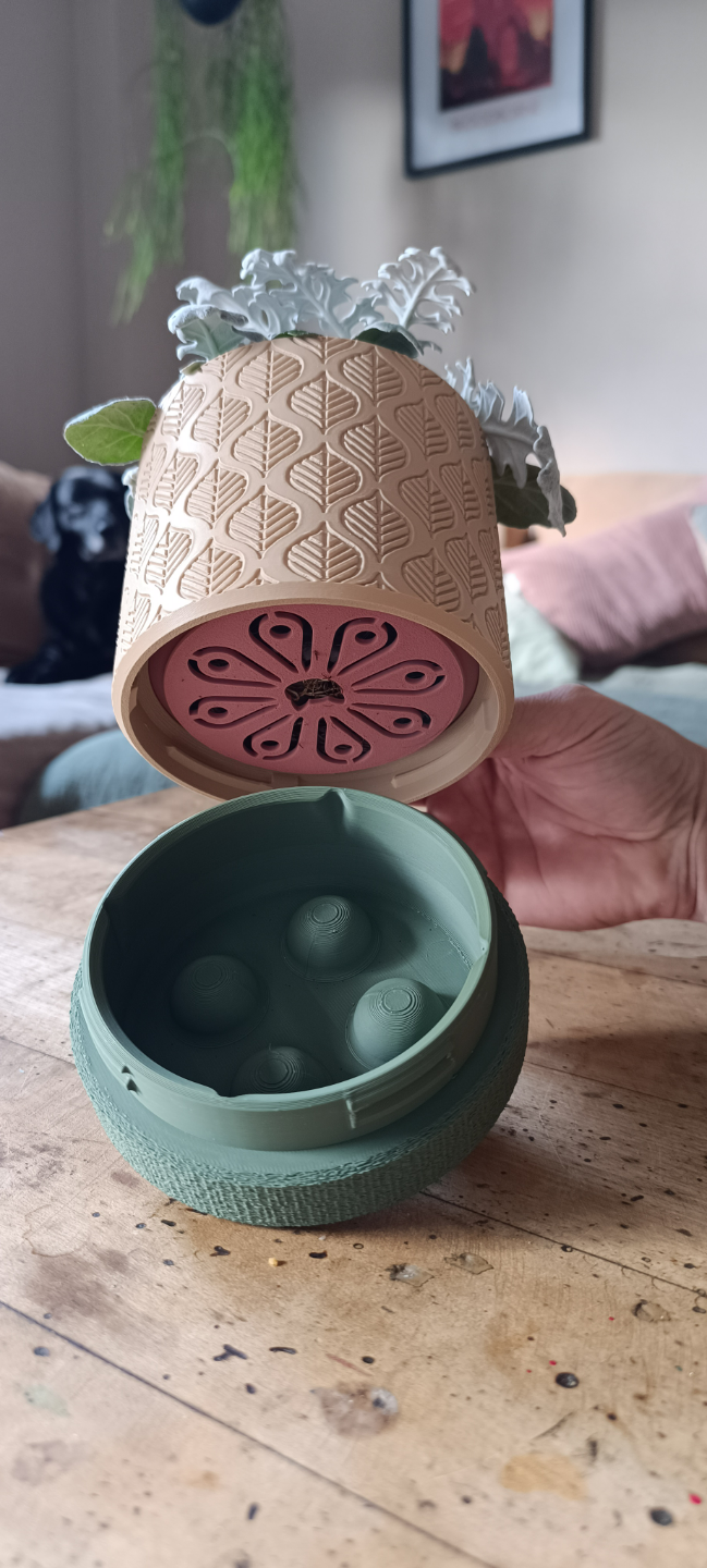 Wall Planter with Hidden drip tray